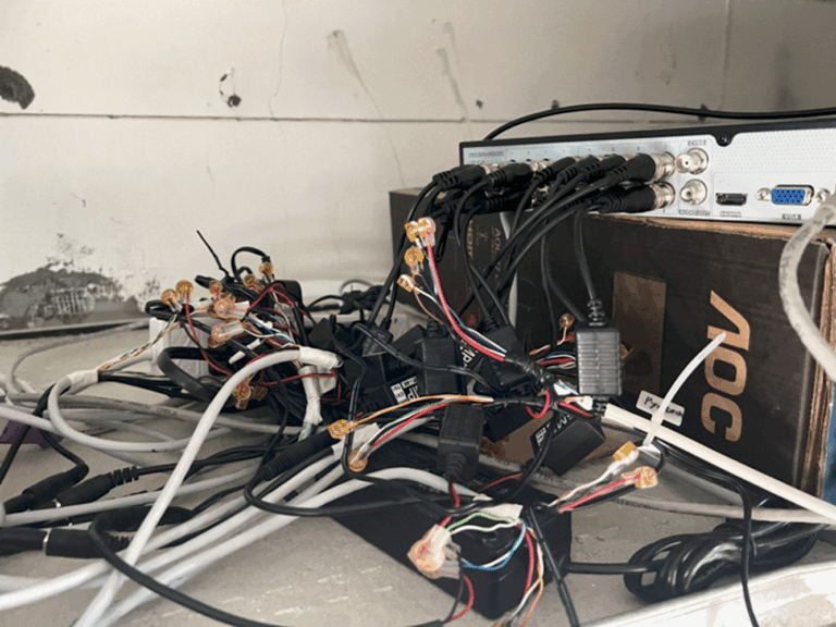 新北監控安裝 DVR主機線材凌亂示意圖|舊式監視器線路問題|ANGE網路通