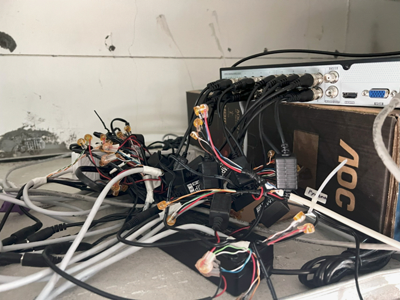 新北監控安裝 DVR主機線材凌亂示意圖｜舊式監視器線路問題｜ANGE網路通