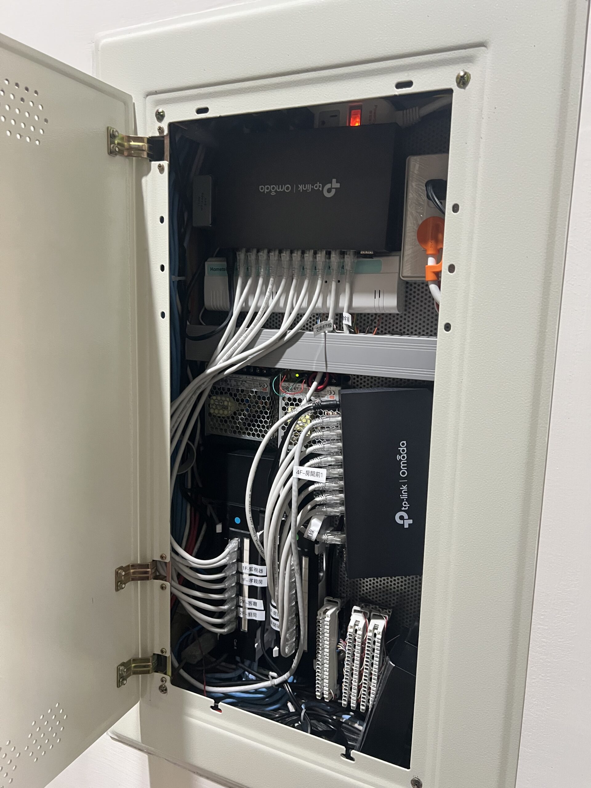 網路規劃指南的案場參考：弱電箱交換器、網路線與標示配置