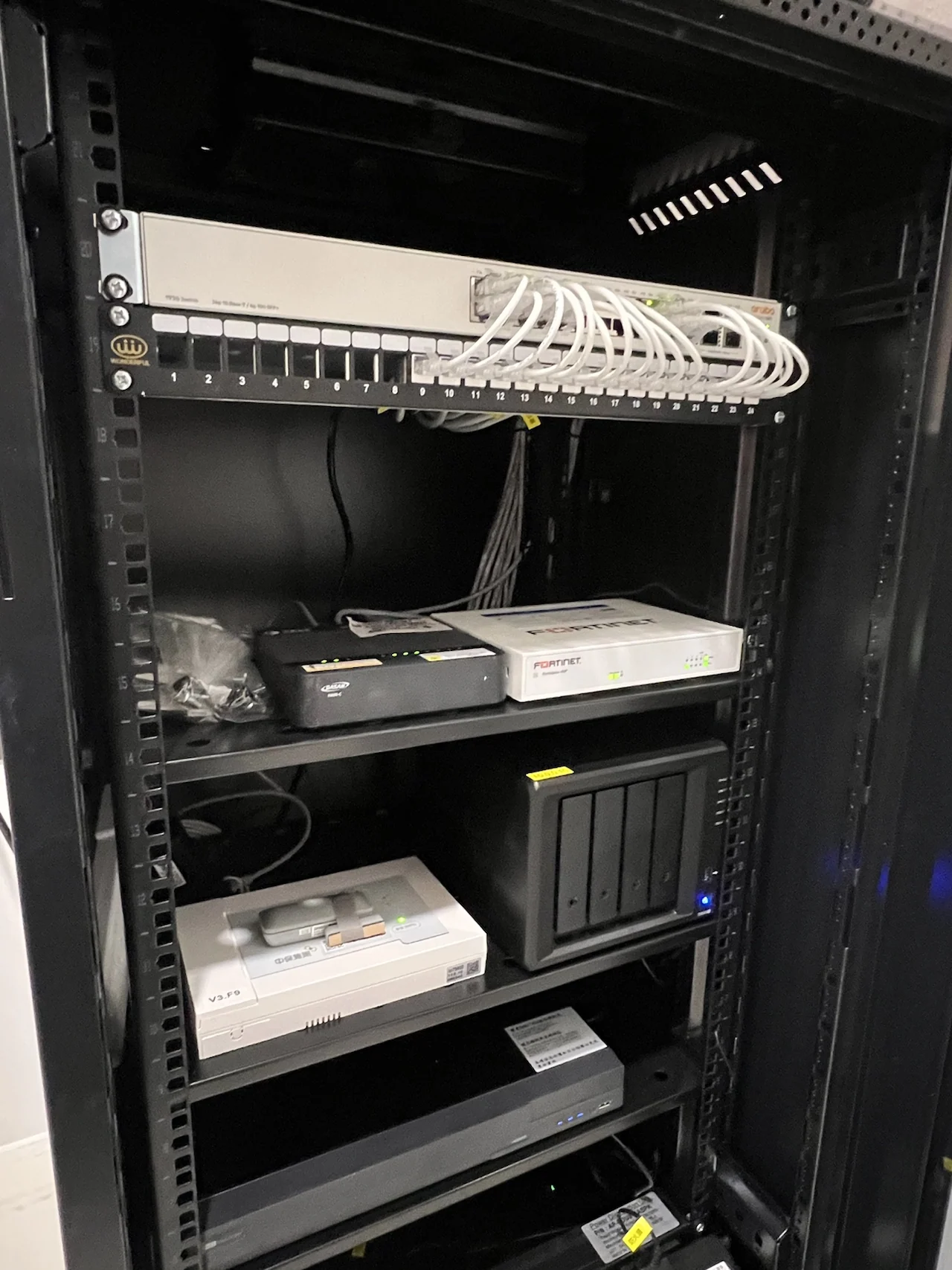 關於 ANGE 網路通的工作紀錄：實際案場機櫃、交換器、閘道器與配線