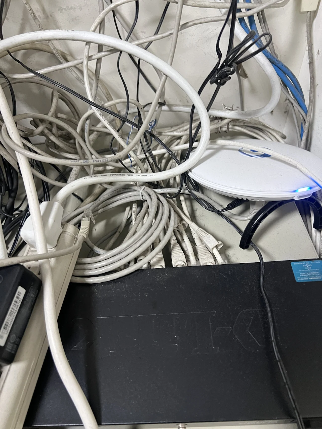 改善前的案場舊況:線路凌亂,設備與配線缺乏整體規劃