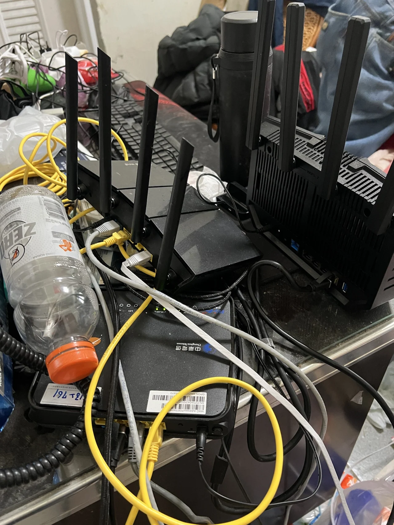 改善前的案場舊況:不同品牌設備陸續加裝,整體連接架構缺乏統整