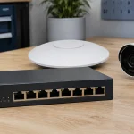 交換器、無線 AP 與監視器的寫實設備情境示意，AI生成；非特定販售型號。